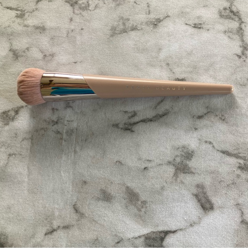 Fenty Beauty kabuki-buff foundation brush 115